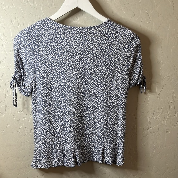 H&M blue and white short sleeve slightly cropped top. Size 4. Cute with jeans. - Picture 5 of 7